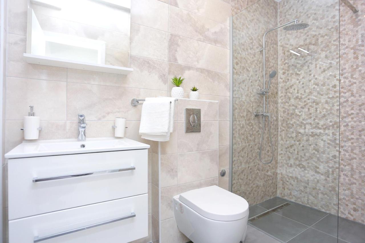 Family Friendly Apartments With A Swimming Pool Zivogosce - Porat, Makarska - 18150 ภายนอก รูปภาพ